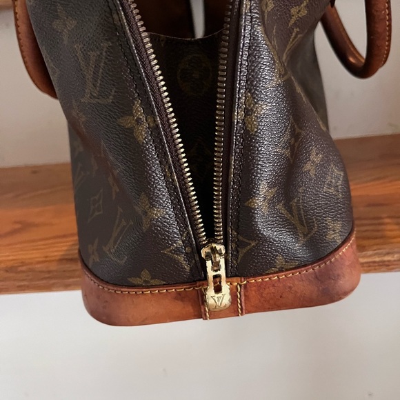 Louis Vuitton Alma PM Handbag Monogram - Picture 8 of 15